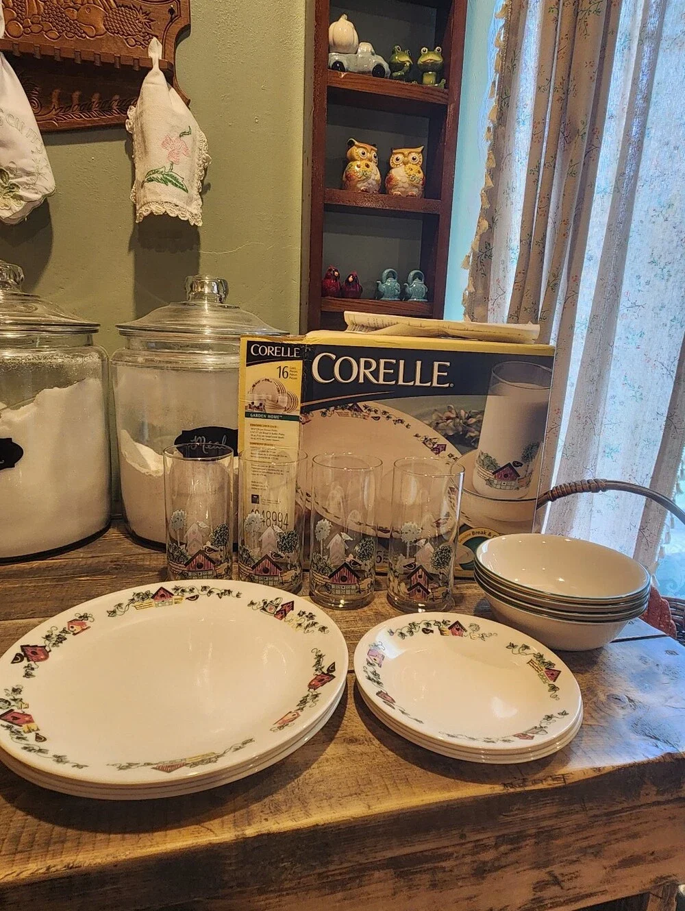 Vintage Corelle 16 Pc Dinner Set